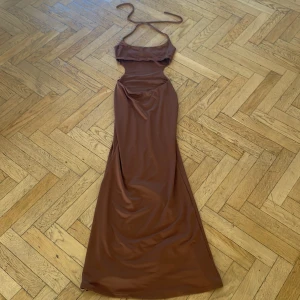 Lång klänning  - Liknande som oh polly säljer. Aldrig använd i storlek xs men passar även S.  🎉(VÄLJ 10 VALFRIA ANONSER FÖR 200KR)🎉