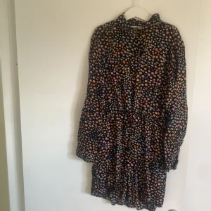 Långärmad klänning - Blommig klänning med långärmad