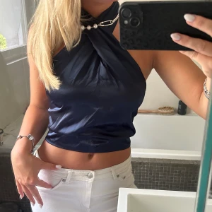 Fest topp - Söt, man knyter banden i nacken och det är öppen rygg. Man kan knyta den lite hur man vill. Inga fler bilder.