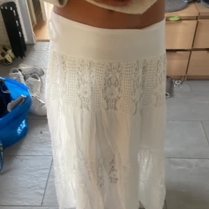 Jätte söt lång kjol💋😚 - En jätte fin kjol som man bara måste ha i sommar ❤️❤️ köptes för 400kr och säljs för ett betydligt billigare pris❤️ ser helt ny köpt ut❤️ kontakta mig innan köp !!!❤️❤️