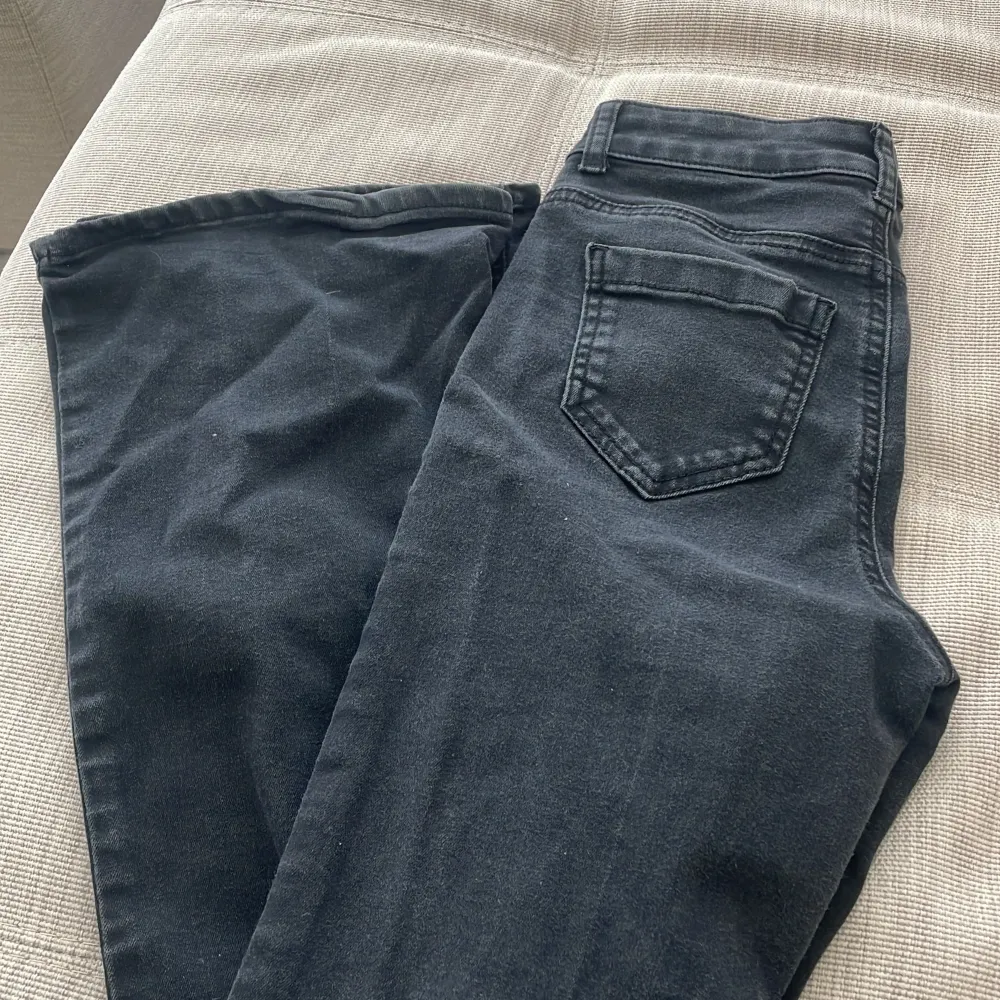 snygga svarta jeans som tyvärr inte kommer till så mycket användning, skulle säga att de är midwaist men är fortfarande skitsnygga. Jeans & Byxor.