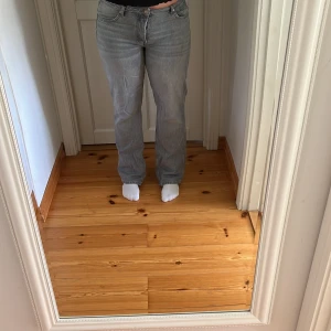Grå jeans i storlek XL - Säljer ett par jättefina grå jeans i storlek XL. De är i bra skick. Jeansen har en straight passform och är perfekta för vardagsbruk. Materialet är slitstarkt och jättebekvämt.