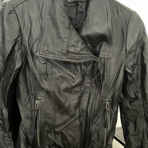 Zara skinnjacka  - Skinnjacka fr Zara, fint skick, stl M. Är lite skrynklig på bilden pga den har varit nerpackad. 