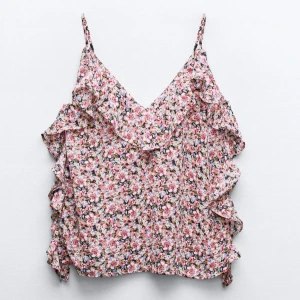 Blommig linnetopp med volanger -  superfin blommig linnetopp, jag har sytt axelbanden då de var för långa, men det går att sprätta upp. Nyskick!🌸