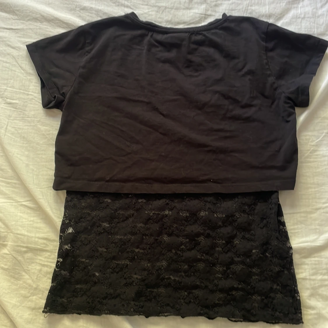 Svart croppad topp med spetsdetaljer - 90