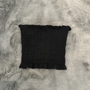 Topp - Svart topp med schrunshigt material från H&M i stl S men passar även XS