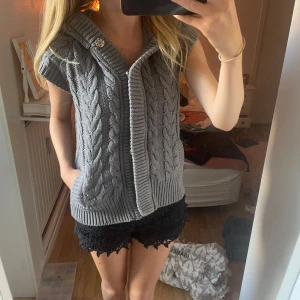 Mysig kofta - Så fin kortärmad väst perfekt nu till hösten. Fint att ha en långärmad under. En knapp har lossnat men det är inget problem. Diskuterar gärna priset💕❤️‍🔥 