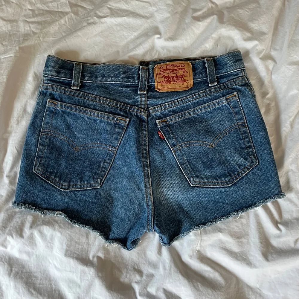 Levis 501 shorts i fint skick. Storlek 28/32 men små i storleken så skulle säga XS, 34 cm rakt över midjan. Små på mig som är 172 och brukar ha S eller M. Använd gärna köp nu!. Shorts.