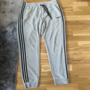 Adidas mjukis - Väldigt bekväma mjukisar! Ordinarie pris: 700kr - skick: 7/10 - vid funderingar eller om du vill ha delar bilder så är de endast att fråga! Pris kan alltid diskuteras!