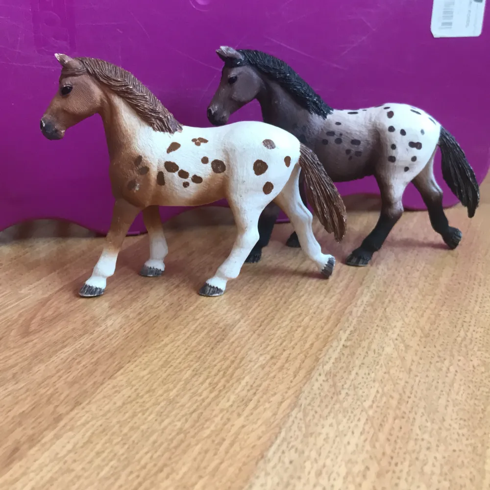 Jag säljer 2 stycken schleich hästar, ganska bra kvalitet. 60kr styck eller båda för 100kr. Köp via köp nu på plick💗 hör av er om ni vill ha båda två. Övrigt.