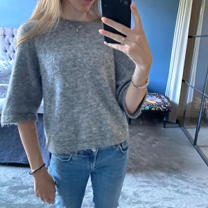 Other stories tröja - Säljer denna snygga trekvartsärmade tröja från other stories, väldigt bra skick💕