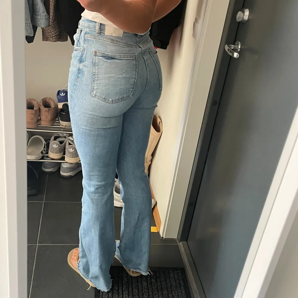 Jeans ifrån zara i en så fin ljusblå färg. Sparsamt använda så i bra skick. Frakt tillkommer🥰. Jeans & Byxor.