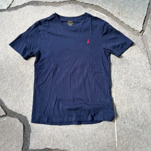Ralph lauren t shirt blå - Vanlig ralph luren t shirt. Säljer eftersom den är för liten för mig  Nypris: 699 Mitt pris: 149