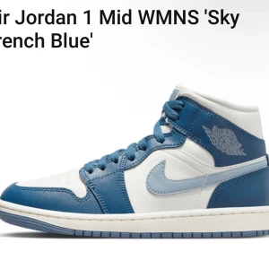 jordan 1 mid sky french blue - säljer mina blåa jordans pga för stora. köpta från en Nike store och har orginalboxen kvar. Kan eventuelllt byta mot vejan, adidas eller polo ralph lauren skor storlek 39.🫶🏻  