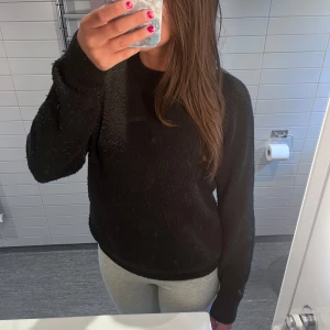 Svart stickad tröja - Svart stickad tröja från H&M. Använd men i hyfsat skick, hör av dig om du är intresserad🤍