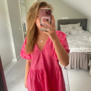 Rosa klänning  - Supersöt rosa klänning med knytning i ryggen💕