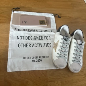 Golden Goose skor - Säljer mina sprillans Golden Goose skor. Skorna är endast uttagna ur lådan, aldrig använda. Köpta för 5900kr, säljer för 2900. Dustbag, låda och äkthetsbevis medföljer. Pris är diskuterbart💕💓