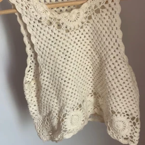 Stickad topp  - Vit stickad topp, vet ej storlek men troligen S. Bra skick. Finns i Stockholm men kan fraktas, pris kan diskuteras 