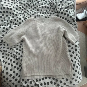 Trekvartsärmad tröja  - Trekvartsärmad stickad tröja från Filippa K! 