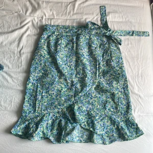 Vero Moda kjol  - En jättefin tunn Vero Moda kjol. Pytteliten hål (sista bilden)