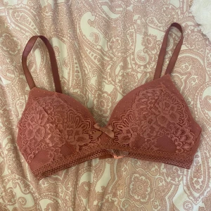 Rosa bh - Säljer min fina rosa bh från hunkemöller då den tyvärr inte kommer till användning. Bh-n är i storlek 70C och har aldrig använts💕