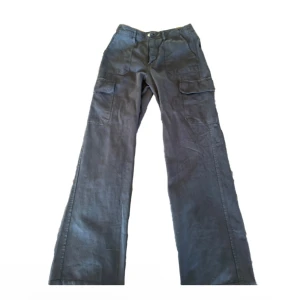 Zara byxor  - Snygga grå cargo jeans från Zara. Aldrig använda. Storlek M men sitter som S