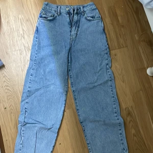High waist jeans - Köpt för 600kr säljer för 200kr. Helt nya