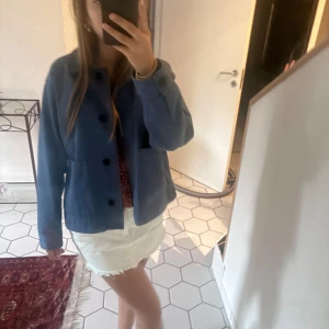 Nudie jeans jacka - Säljer denna fina jeans jacka som jag köpte i paris🤍💙 super bra skick