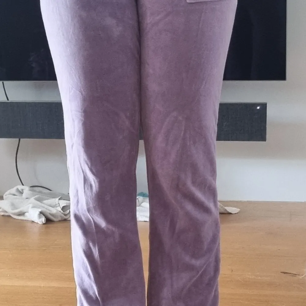 Fin mysbyxa av märket juicy couture äkta Mycket fint skick Storlek S Ljus lila till färgen Skriv gärna om du undrar över något 🥰. Jeans & Byxor.