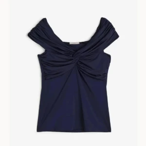 Off shoulder topp - Säljer oanvänd off shoulder topp från H&m. Bild 2 och 3 är lånade❤️ Strl M, prislappen är borta men aldrig använd då den ej passade mig❤️ Slutsåld och stor  efterfrågan, därav priset❤️ Kan evt byta mot en strl S/36😚