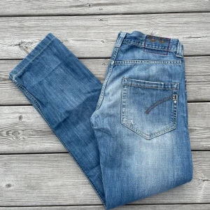 Dondup - Hej, ett par as snygga Dondup jeans i bra skick. Storleken är 32 och jeansen säljs för 650 men priset går att diskutera!