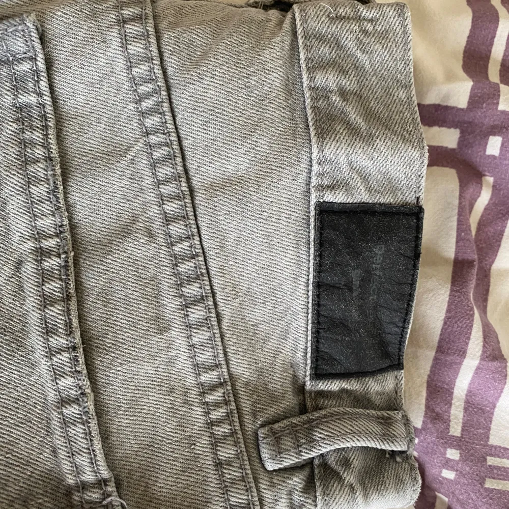 Säljer ett par grå jeans från Perfect Jeans i storlek 34. De är i bra skick men har en sminkfläck vänster ben och har en klassisk femficksdesign med dragkedja och knapp framtill. Jeansen har en straight fit och är perfekta för vardagsbruk. Passar både till sneakers och kängor. Skicka ett meddelande om du är intresserad!. Jeans & Byxor.