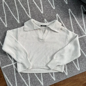 Vit stickad tröja från Gina Tricot - Vit stickad tröja från Gina tricot, inköpt för 1 år sedan. Använd men väldigt fint skick.  Storlek S. 150kr 🩷