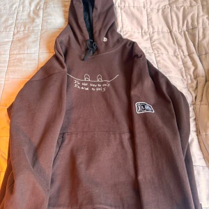 Hoodie - Brun hoodie köpt på BlueTomato (märke, Volcom)! Tjockt och kraftigt tyg. Inga defekter då den är näst intill oanvänd. 