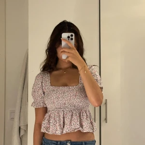 Blommig topp - Minns inte vilket märke det är då jag klippte av alla lappar för att dom skavde, toppen har använts ca 5 gånger   Gissar på att den är en storlek S/XS