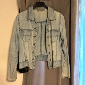 Jeans jacka  - Fin jeansjacka från kaphal fint skick🥰 hör gärna av er vid fler bilder eller funderingar🥰 