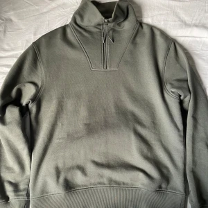 These Glory Days half-zip - Half-zip från these glory days. Sparsamt använd. Inköpt på volt för nåt år sedan men inte kommit till mycket användning. Skicka ett pm för mer info!