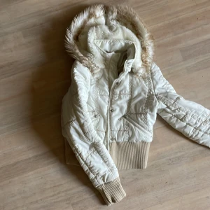 Vit jacka - superfin jacka som tyvärr inte passade mig eftersom den var kort i ärmarna :(  Sitter jättefint på i övrigt ❤️ skriv för bilder 