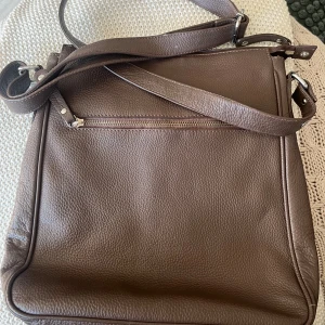 Axelbandsväska  - Axelbandsväska från Paul Chriz. Rymlig!! Använd några gånger men fortfarande bra skick💞