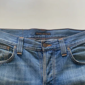 Nudie Jeans Grim Tim - Säljer mina Nudies i en schyst färg! Modellen är Grim Tim så de sitter riktigt bra. Skriv till mig vid frågor eller fler bilder på jeansen🤝