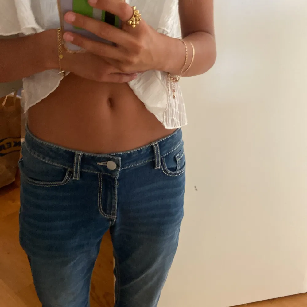 Ett par snygga jeans med ett fint broderi pĂ„ fickornađđ sĂ€ljs pga att de Ă€r för stora i lĂ„ren och i midjan men lĂ€ngden Ă€r dock perfektâ€ïž helt oanvĂ€nda och dĂ„ alltsĂ„ inga defekterđ. Farkut & Housut.