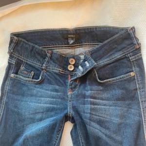 Lågmidjade jeans från Hollister, men är köpta på vinted. Är i väldigt bra skick! Storlek 38 men passar XS/S. Midjemått: 37 cm Innerbenslängd: 77 cm (passar mig som är 169)