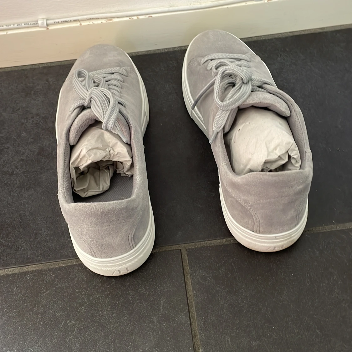 Grå sneakers i mocka - 91