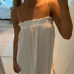 Klänning  - Vit fin långklänning som knappt är använd!🤍