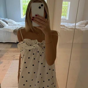 Prickig klänning - Säljer denna fina klänning som inte kommer till användning🤍är i storlek xs men passar även s!