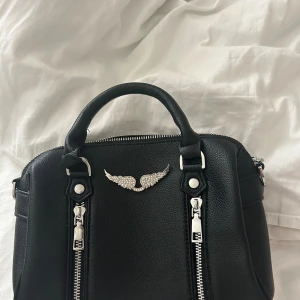 Väska  - Jättefin väska! Helt oanvända, säljer på grund av att jag fick en likadan av min mamma. Den är inte äkta 