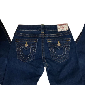 True religion jeans - Ett par svin snygga Lågmidjade true religion jeans! Väldigt fint skick, utan defekter, som ny! Modellen heter jodie. Mått: midja 36cm, innerbenslängd 76cm, ytterbenslängd 95cm. Skriv innan köp eller vid flera frågor!🌸