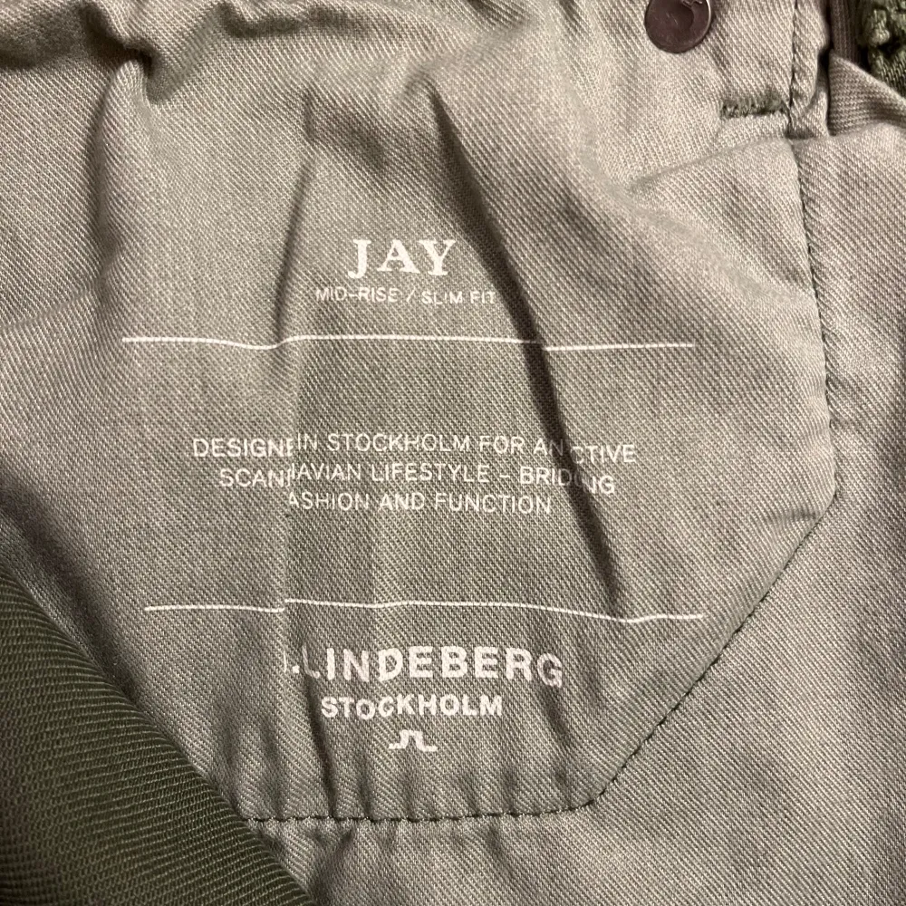 Säljer ett par feta oliv gröna j Lindberg jeans i storlek 28/32. Aldrig använda, skicket är 10/10. Hör av er vid frågor eller om ni vill se fler bilder. Jeans & Byxor.