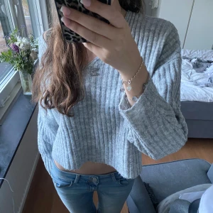 Grå tröja  - En fin grå tröja som är väldigt skön nu till hösten, den är använd ungefär 5-8 gånger och är i väldigt bra skick!💞 