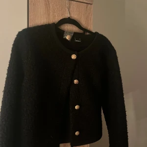 Svart kofta med guld detaljer - Jättefin kofta men tyvär kommer den inte till användning. Storlek M men passar mig som är S❤️